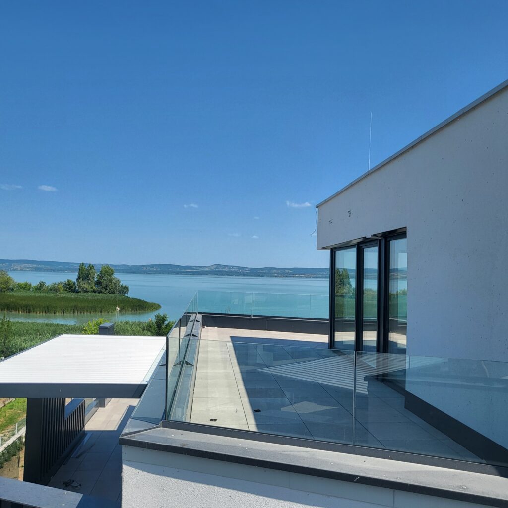 Balatonszemesi lakás erkély kilátással a Balatonra